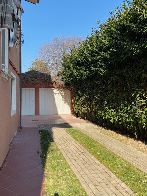 Garage coperto per auto e biciclette