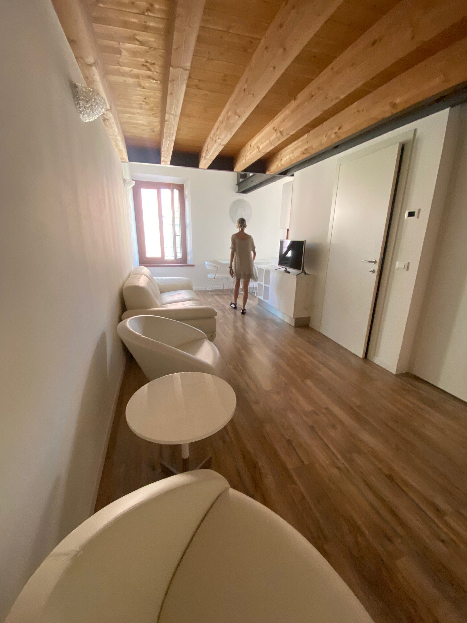 Ingresso con zona tv con divani e poltrone
