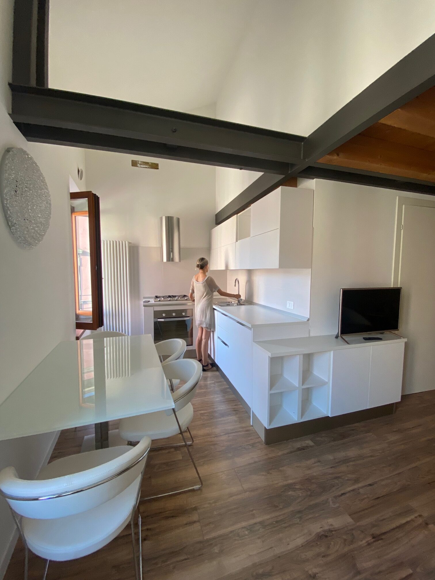 Zona giorno con cucina attrezzata
